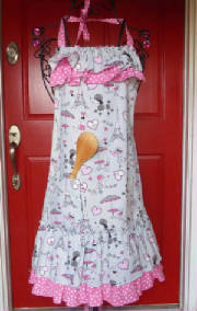 aprons/DLA0141ApronParisGrayRufflesRedDoor.jpg